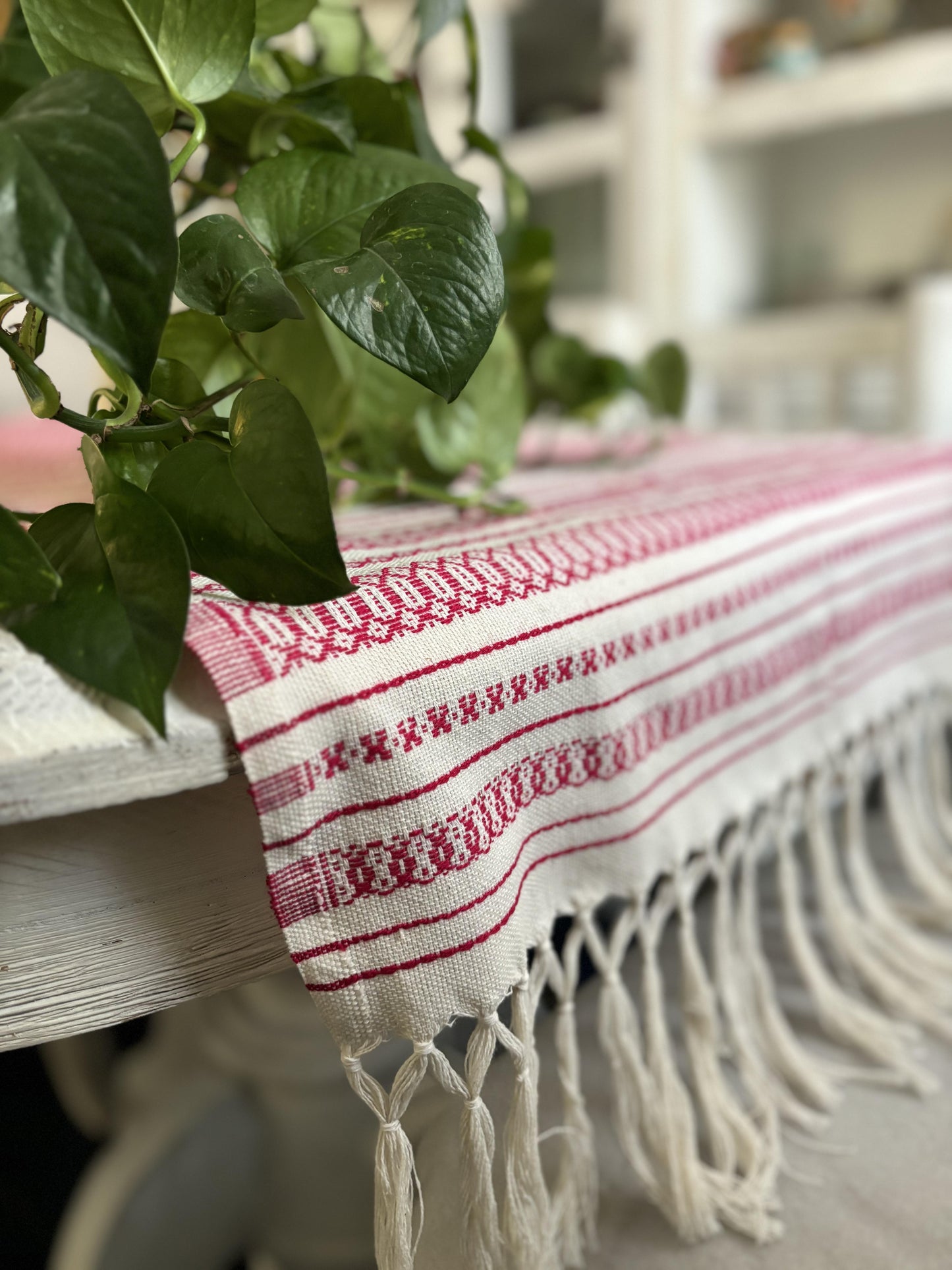 TABLE RUNNER - White and Red