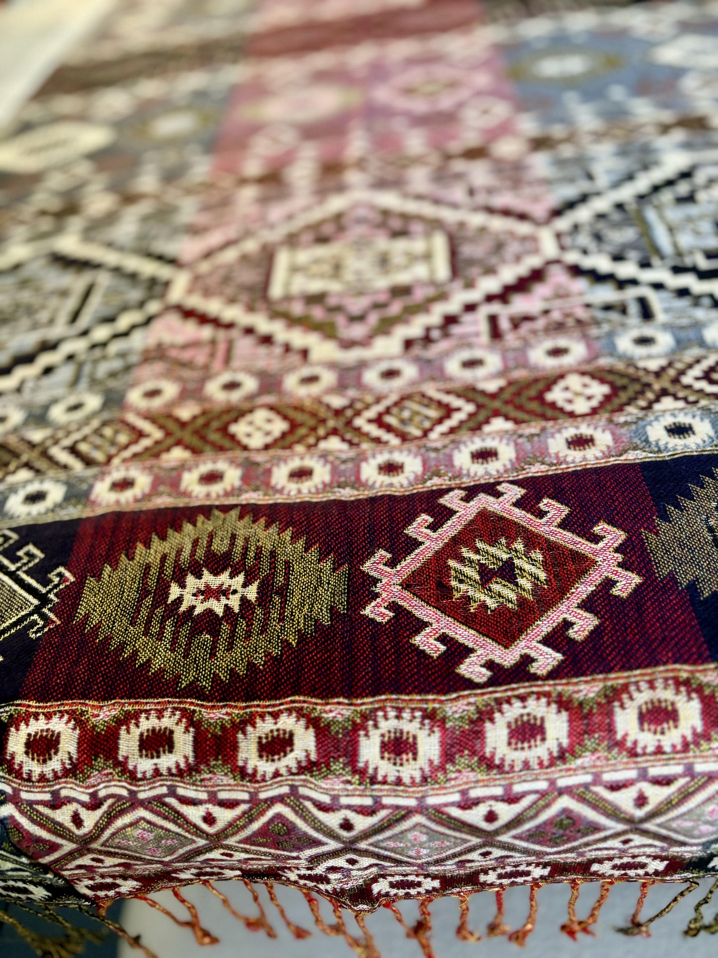 TABLE RUNNER - Diamonds - Dark Red/Green