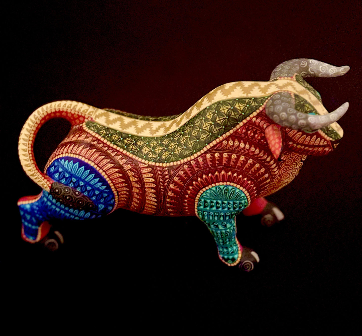 ALEBRIJE - Red and Blue Bull